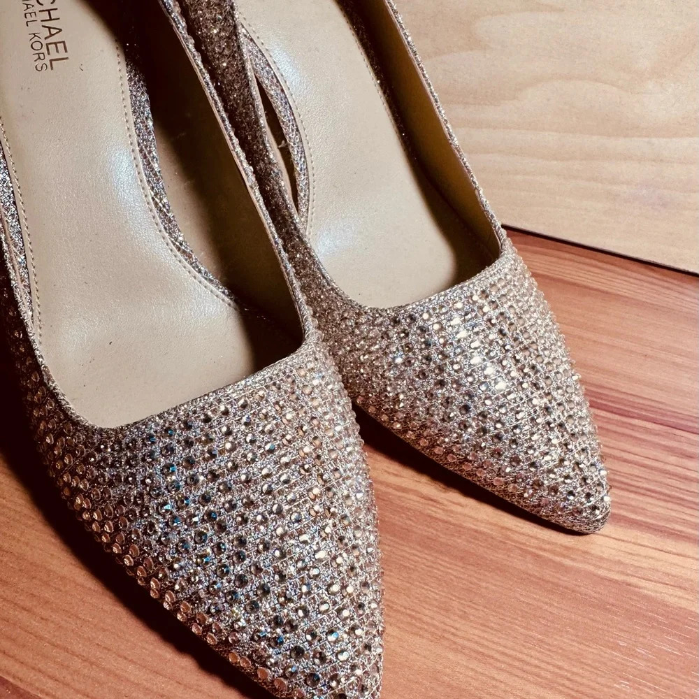 Michael Kors Dorothy Embellished Chain-Mesh Pump Color: Pale Gold Size 6.5 - Picture 9 of 11